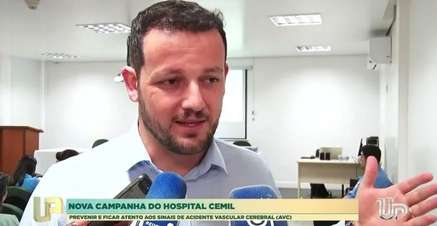 Dr. Gustavo Tomasi, neurologista do CEANNE, realiza treinamento para a Unidade de AVC de Umuarama
